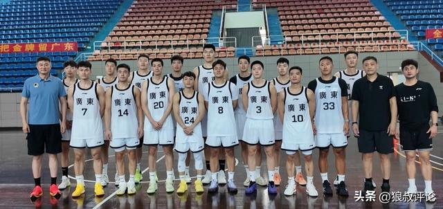 黄金甲体育-广东全运男篮亮相：“黑白矮”合体 李炎哲领衔豪华内线