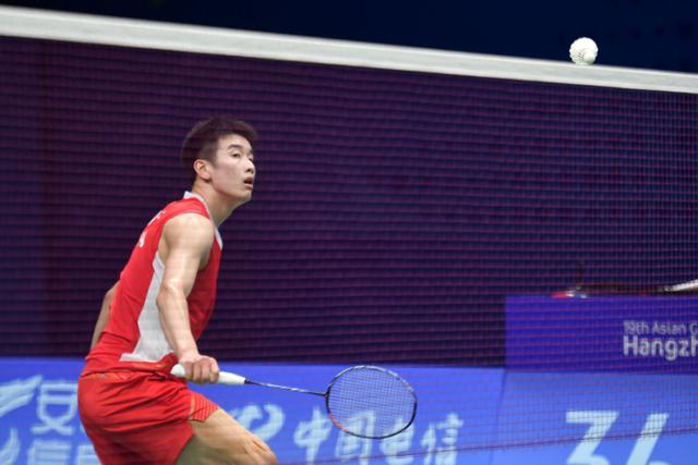 黄金甲体育官网-李诗沣2-1惊险击败梁峻豪，晋级中国香港羽毛球公开赛男单四强