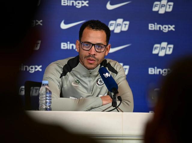 黄金甲体育-迪尼：罗塞尼尔总想保持优雅得体的形象，这无法获得球迷拥戴