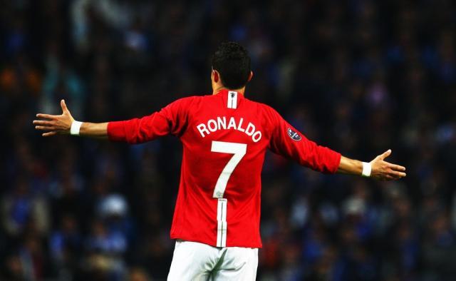 黄金甲体育-C罗重回曼联立马穿7号？穿7号难度大 他或许穿28号