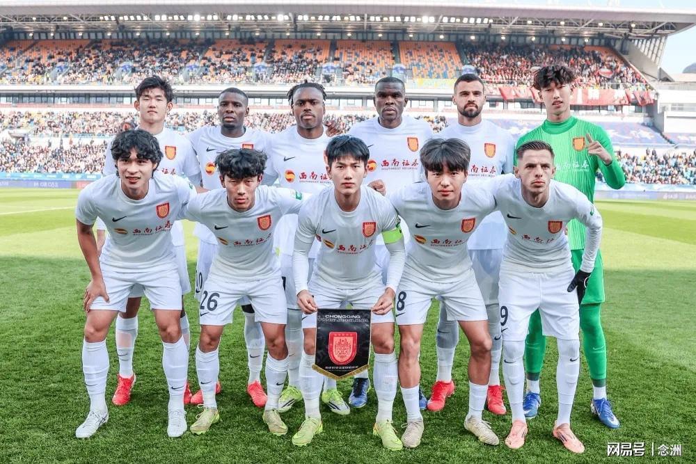 黄金甲体育-中超升班马票价太高！球迷怒了 俱乐部门口放韭菜抗议 黄健翔炮轰